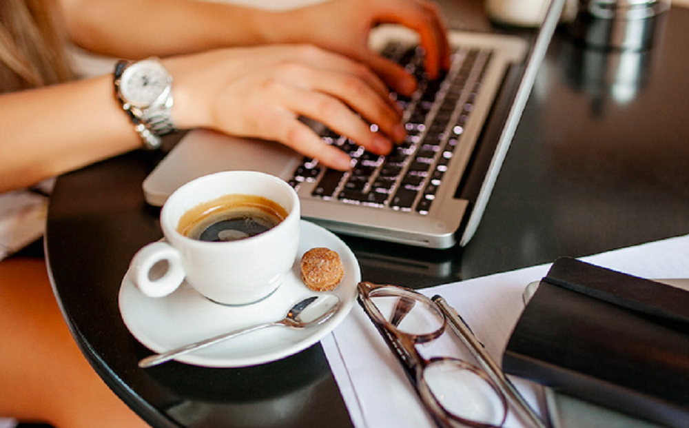 Mengenal Istilah Work From Cafe: Bisa Membuatmu Lebih Produktif, Lho!